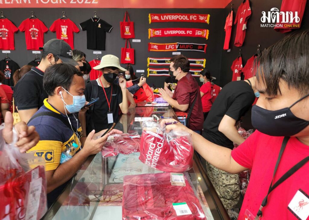 บูทขายเสื้อ ‘หงส์-ผี’ คึกคัก คนแห่ซื้อเสื้อ ‘ซาลาห์’ จนขาดตลาด