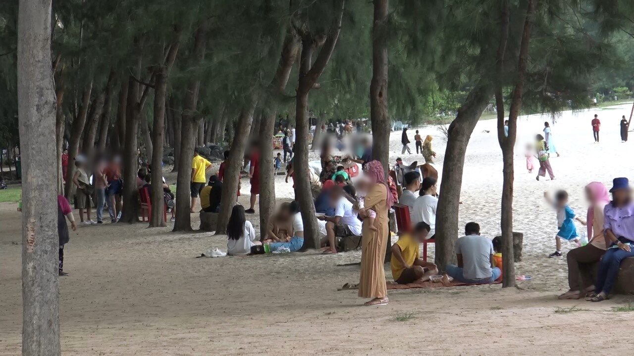 ‘ฮารีรายอ’ นักท่องเที่ยวมาเลเซียแน่นชายหาดสมิหลา ยอดจองห้องพัก 70% คาดเม็ดเงินสะพัด 70-8...