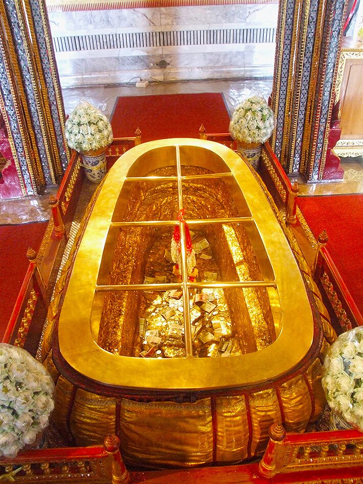 พระบาทจากวัดพระราม (ภาพจากพิพิธภัณฑสถานแห่งชาติ พระนคร)