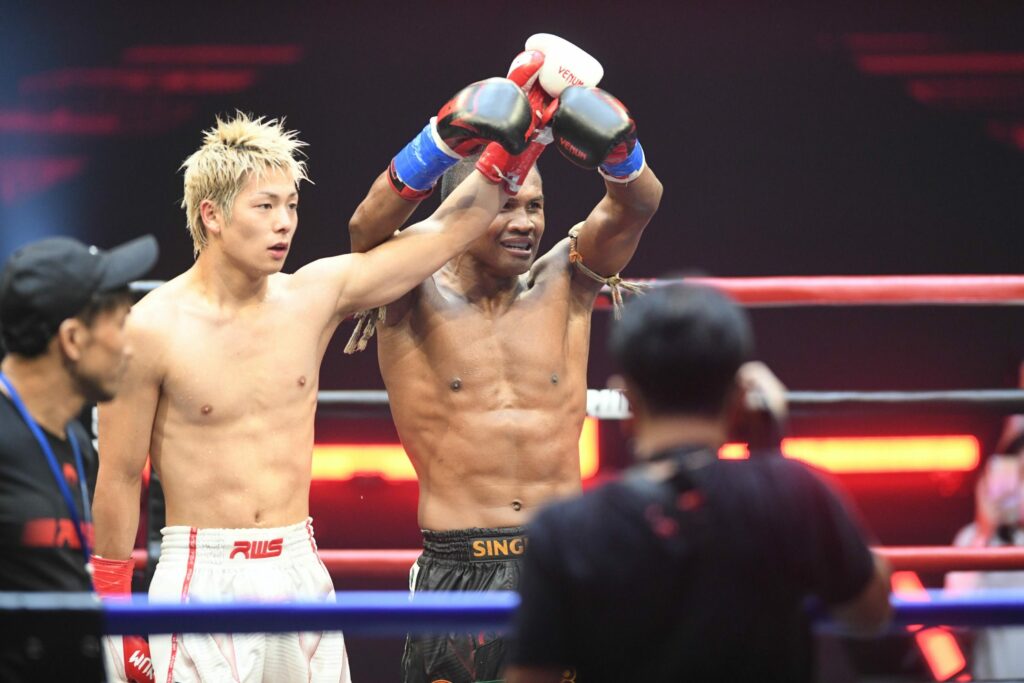 感動 ！  「Buakaw」は、「Kota Miura」がラジャダムナン ボクシング スタジアムで現在の評価を呼び覚ますためにショーと戦うよう手配しました。