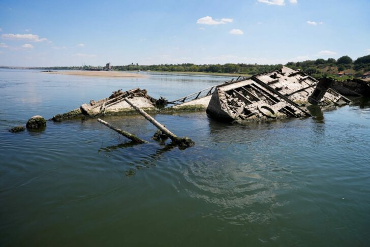 2022-08-19T104136Z_410091547_RC2ZYV9UAW00_RTRMADP_3_EUROPE-WEATHER-SERBIA-SHIPS