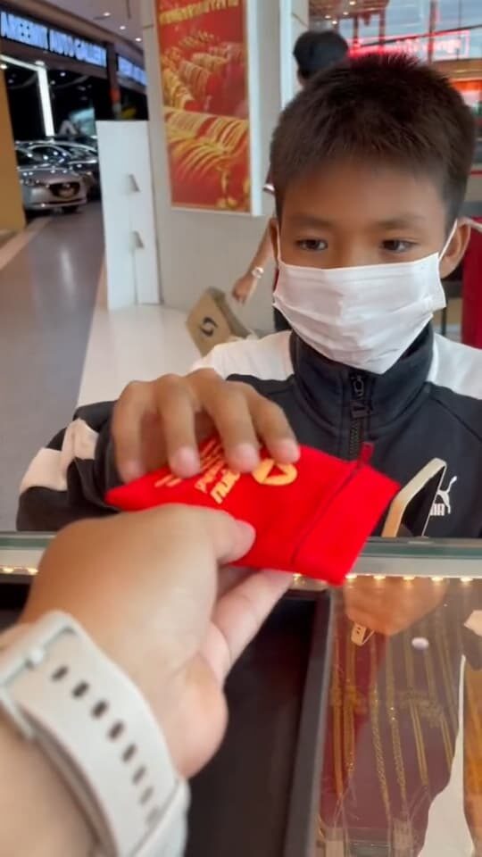 คืบคลิปติ๊กต็อกเด็ก 12 ปี เก็บเงินซื้อทองเซอร์ไพรส์วันแม่ แม่เผยลูกเป็นคนเอาใจใส่ 