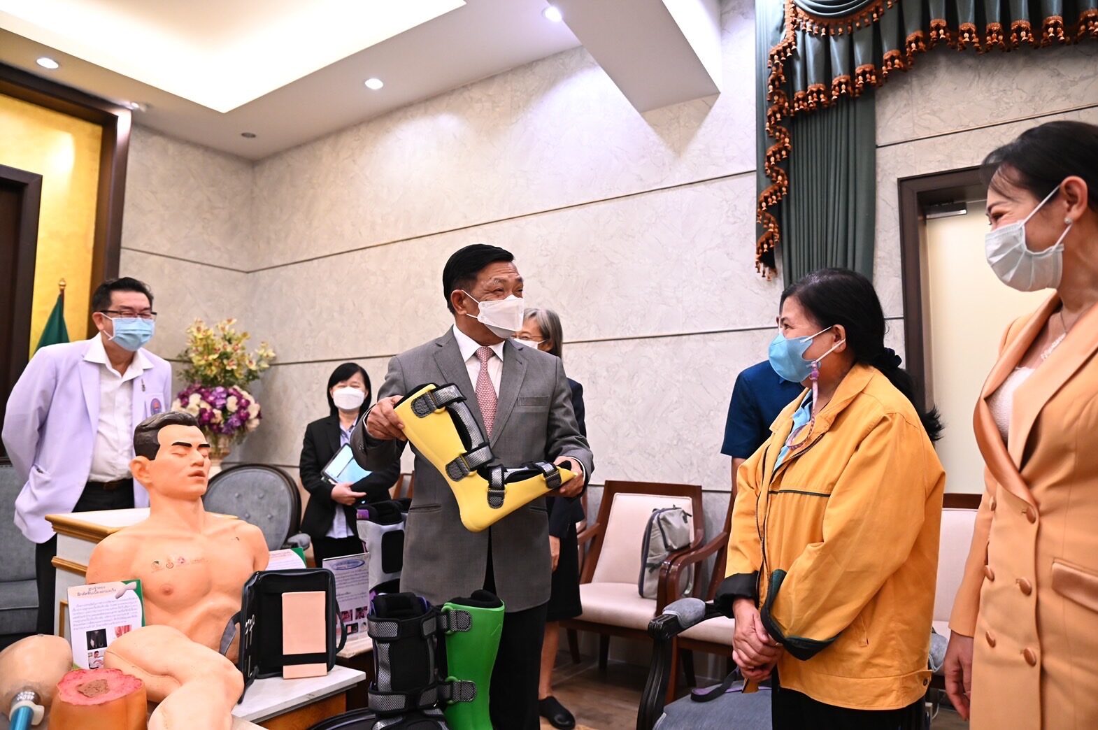 “อลงกรณ์” โชว์ผลิตภัณฑ์ยางไทยล้ำหน้า “เฝือกประดิษฐ์ยางพารา”ชิ้นแรกของโลก