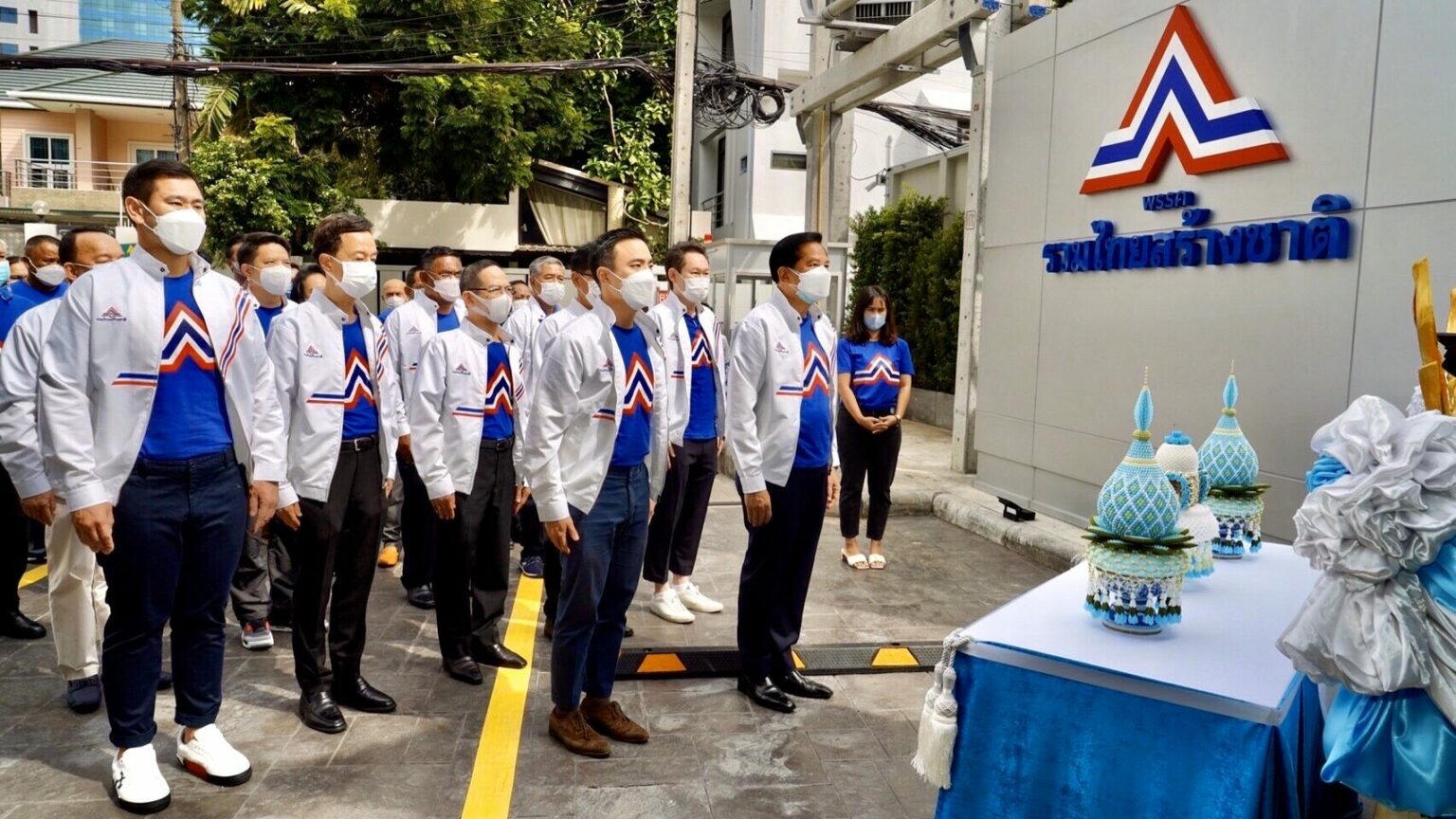 ฮือฮา!! นิมิตหมายดีพระอาทิตย์ทรงกลด ระหว่างทำบุญ 'พรรครวมไทยสร้างชาติ' ฮือฮา!! นิมิตหมายดีพระอาทิตย์ทรงกลด ระหว่างทำบุญ 'พรรครวมไทยสร้างชาติ'