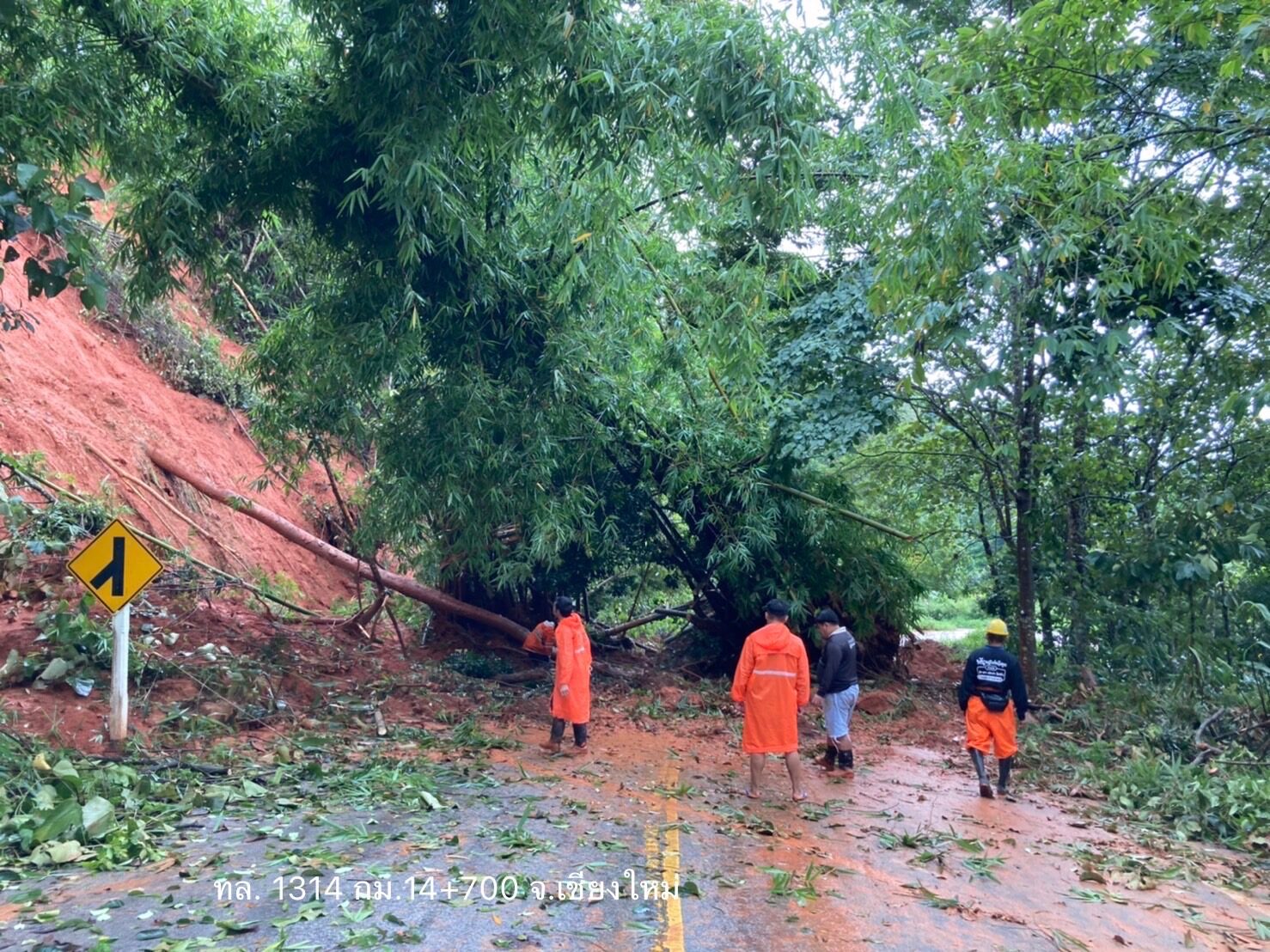 กรมทางหลวง แจ้งเลี่ยงสัญจรถนน 3 สาย หลังเจอเหตุอุทกภัย-ดินสไลด์