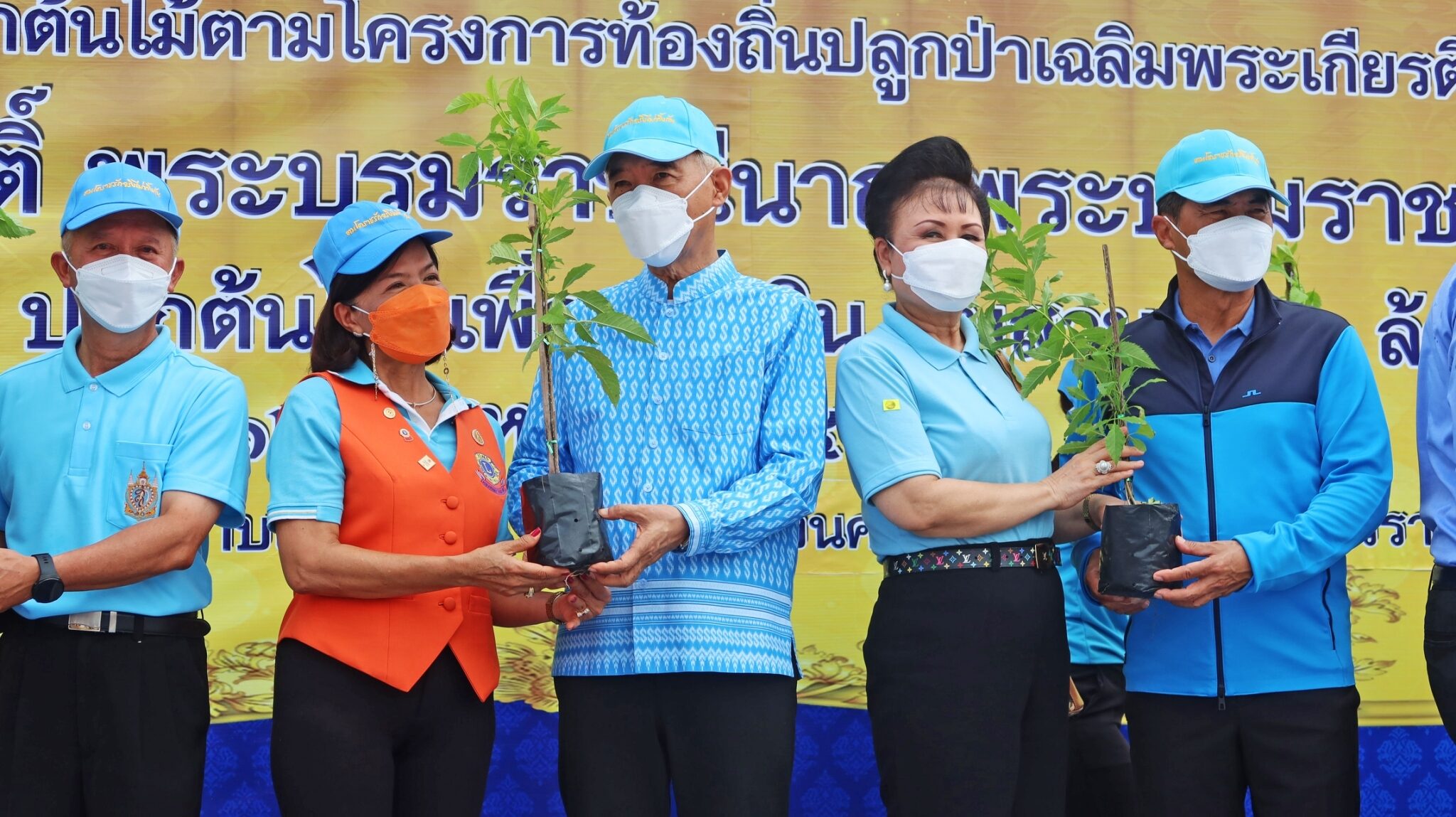 สุวัจน์' นำชาวโคราช ทำความดี ปลูกต้นไม้ เฉลิมพระชนมพรรษา วันแม่แห่งชาติ สุวัจน์' นำชาวโคราช ทำความดี ปลูกต้นไม้ เฉลิมพระชนมพรรษา วันแม่แห่งชาติ