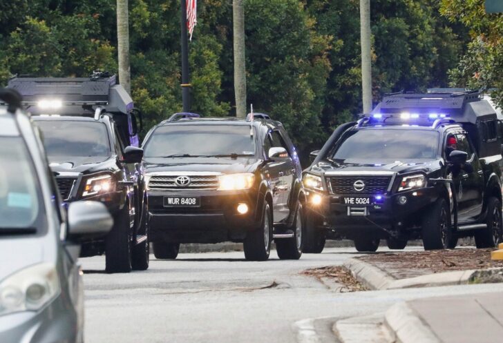 A motorcade carrying former Malaysian Prime Minister Najib Razak arrives at the Kuala Lumpur Courts Complex