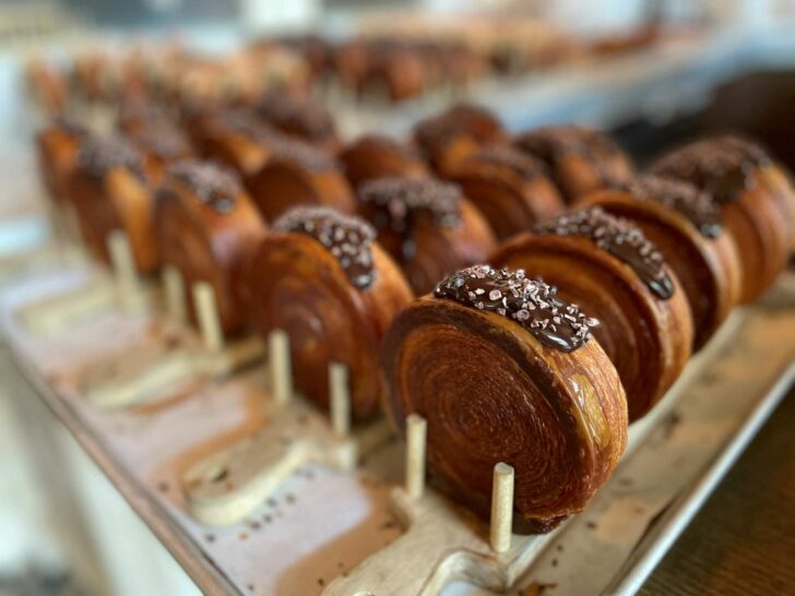 2022-08-24T221534Z_978793816_RC243W98N1UA_RTRMADP_3_NEW-YORK-FOOD-CROISSANT