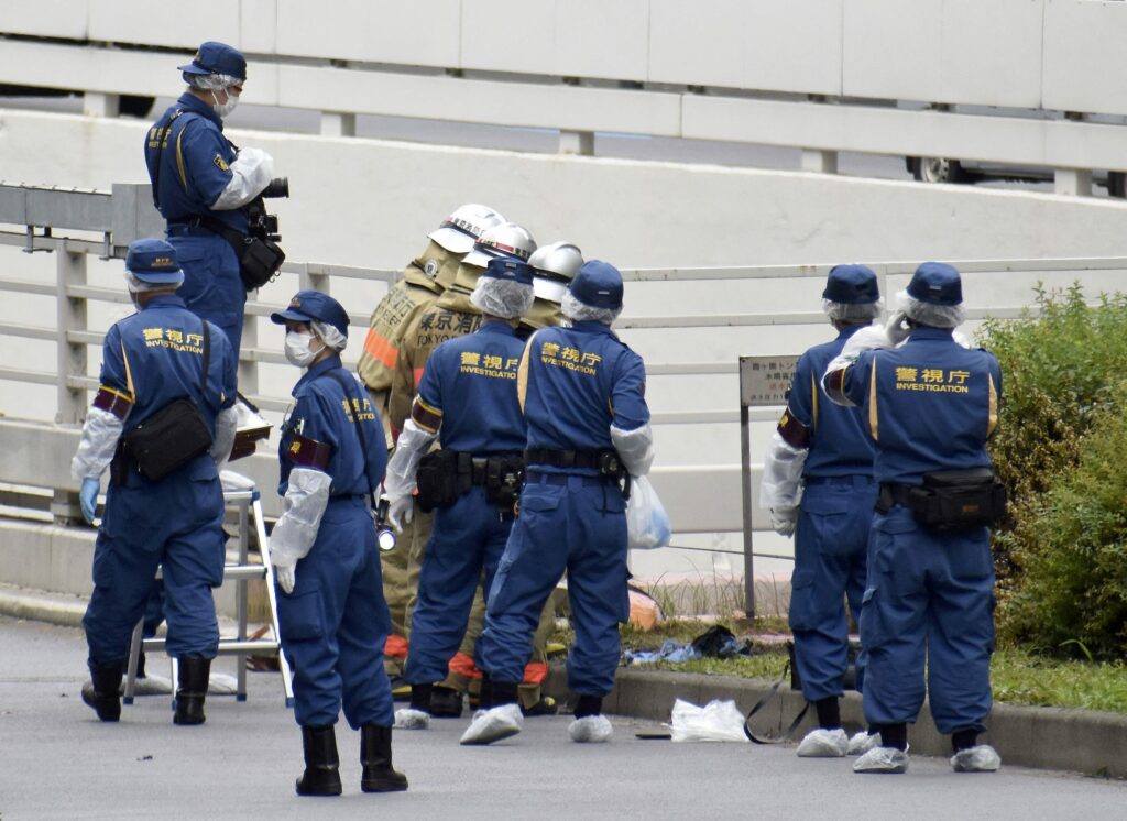 日本の首相官邸近くで男性が焼身自殺 メディアは安倍首相の国葬に反対する議論を強調