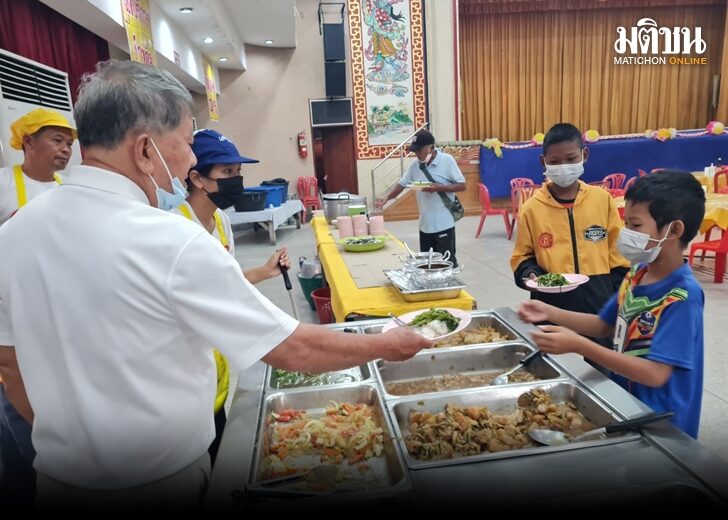 เทศกาลกินเจโคราชเริ่มแล้ว ศาลเจ้าเปิดเลี้ยง 3 มื้อล้างท้องรอ ผักขึ้นราคาเล็กน้อย เทศกาลกินเจโคราชเริ่มแล้ว ศาลเจ้าเปิดเลี้ยง 3 มื้อล้างท้องรอ ผักขึ้นราคาเล็กน้อย