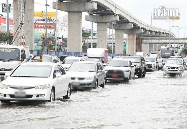 รถติดน้ำท่วม02