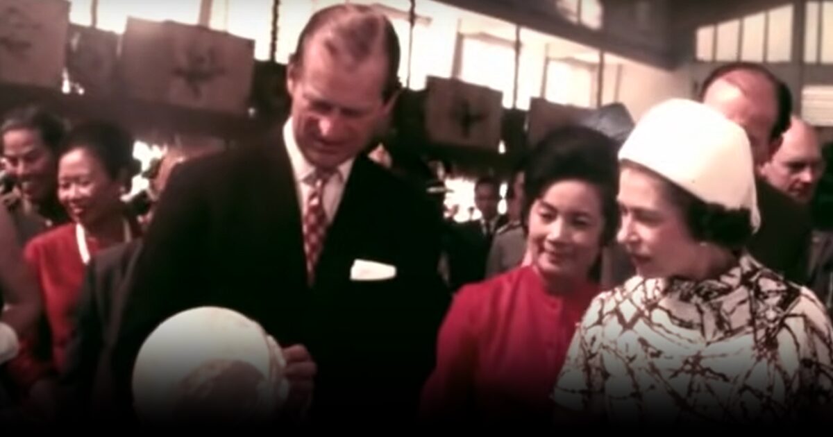 ชมคลิป 50 ปีก่อน ครั้ง ควีนเอลิซาเบธที่ 2 เสด็จฯเชียงใหม่ สนพระราชหฤทัยช้างไม้แกะสลัก