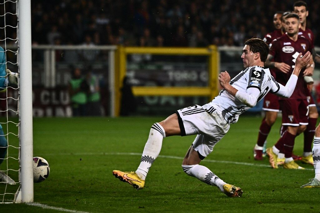 Vlahovic giúp Juve đánh bại Torino 1-0