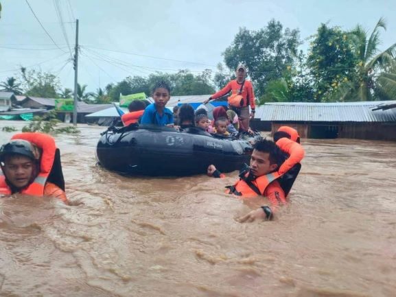 2022-10-28T054425Z_991881325_RC25AX9P7JK8_RTRMADP_3_ASIA-STORM-PHILIPPINES