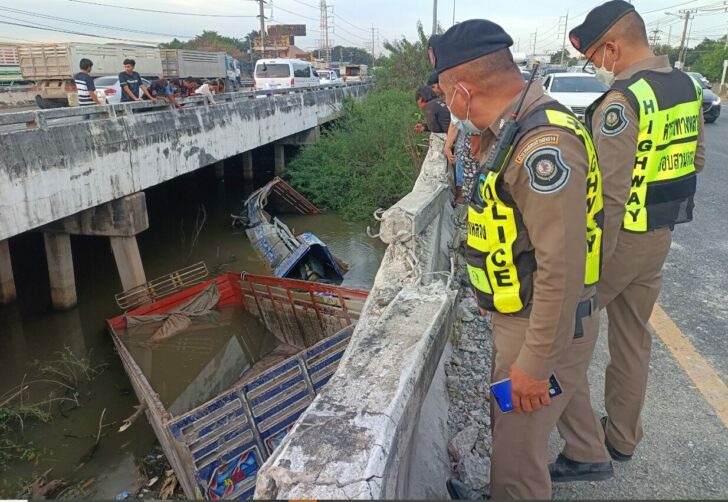 36 รถพ่วง ตกคลอง