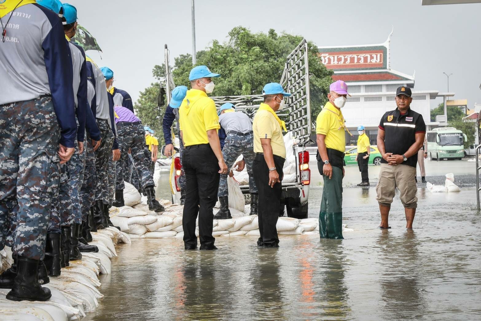 ‘ผบ.ทสส.’นำจิตอาสาบรรจุกระสอบทรายป้องท่วมแนวริมเจ้าพระยา พร้อมมอบเวชภัณฑ์ให้ปชช.