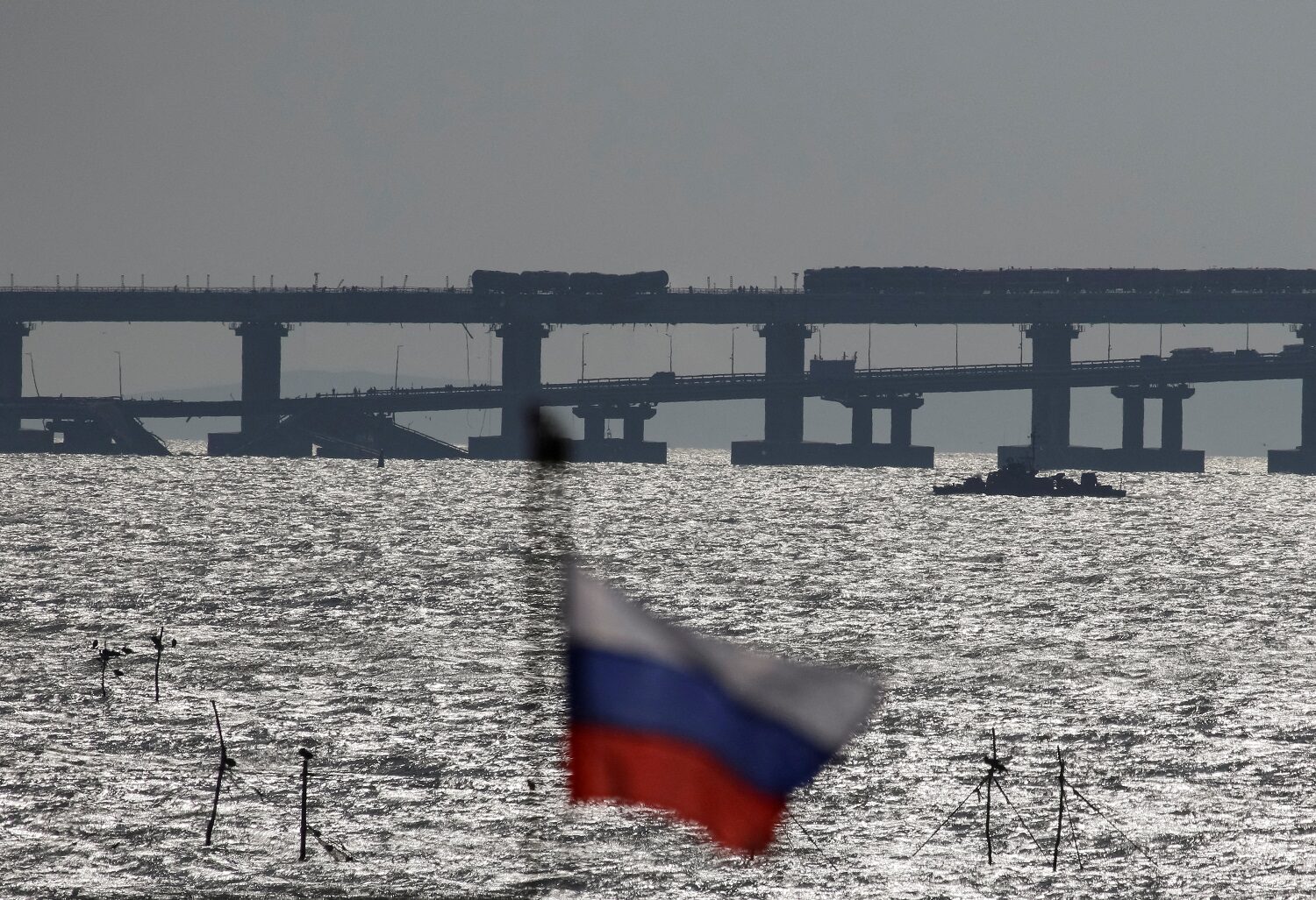 รัสเซียเผย 'สะพานไครเมีย' กลับมาเปิดใช้บางส่วน หลังเหตุระเบิดใหญ่