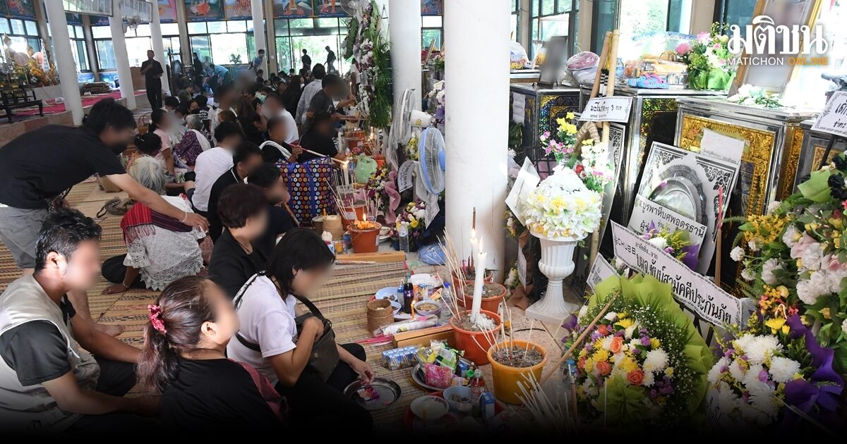 เศร้า ญาติร่ำไห้ทำบุญ อุทิศส่วนกุศล เตรียมสร้างอิฐบล็อกเผา 36 ศพสนามหญ้าหน้าวัด