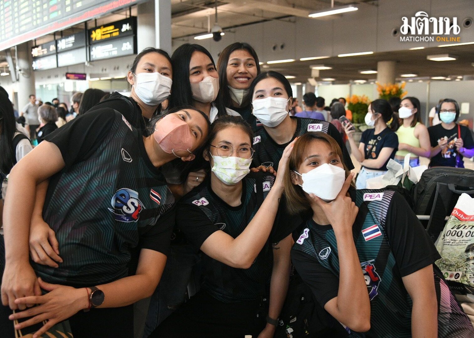ทีมวอลเลย์บอลสาวไทยกลับถึงมาตุภูมิ – ‘รัศมีแข – FC’ เฝ้ารับถึงสนามบินแน่น