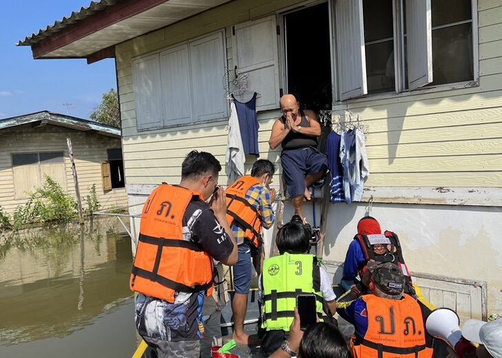 แจกของน้ำท่วม-อ่างทอง