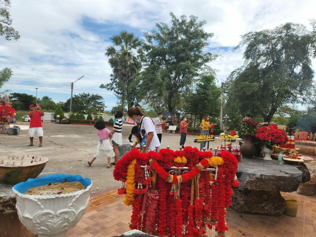 คอหวย แห่ขอโชคลาภ-เลขเด็ด ท้าวเวสสุวรรณ เพียบ หลังมีคนถูกรางวัลทุกงวด