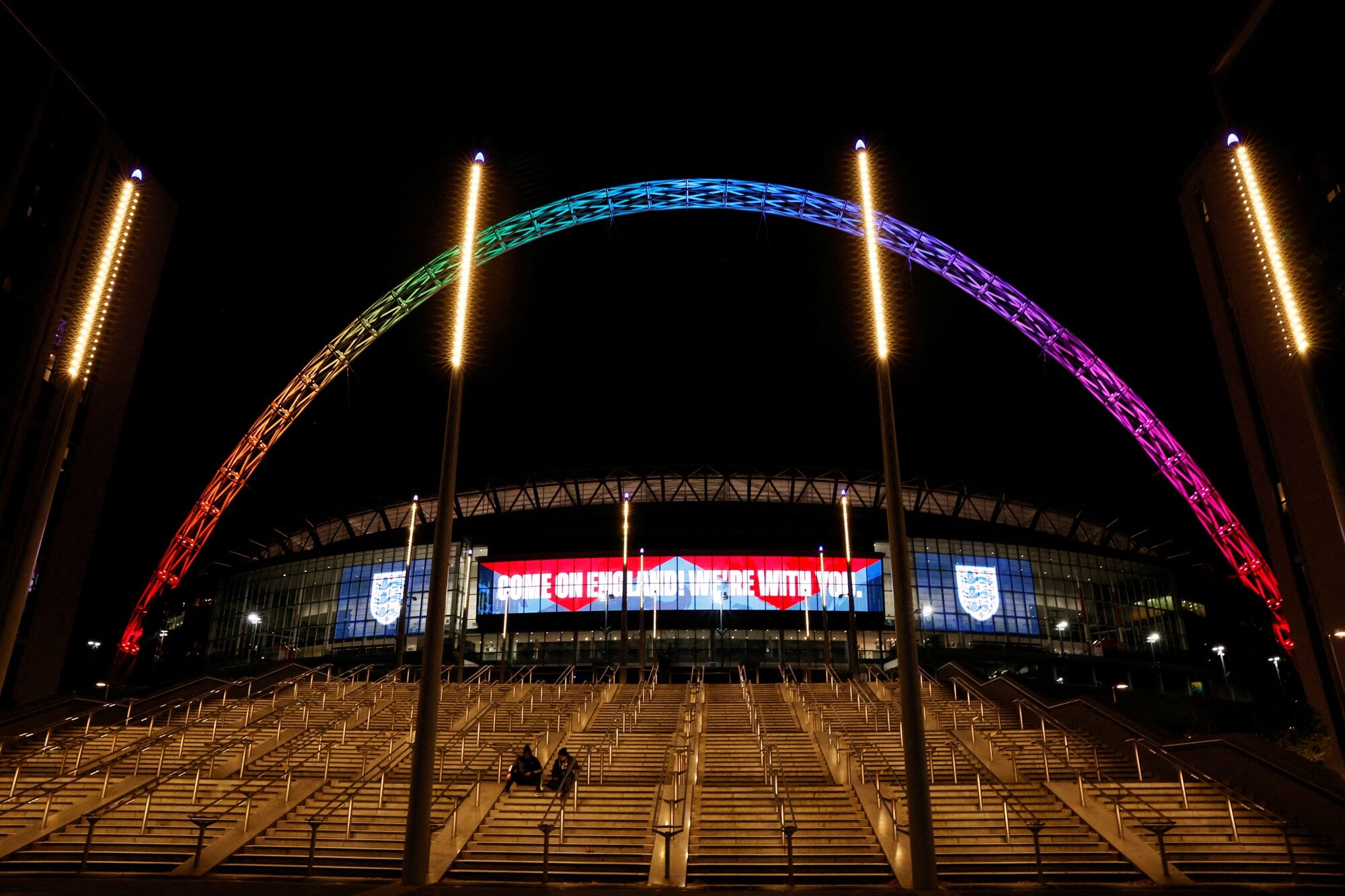 เอฟเอฟเปิดไฟสีรุ้งที่เวมบลีย์หนุนกลุ่ม LGBTQ เผยฟีฟ่าขู่ลงโทษหนักปลอกแขน วันเลิฟ