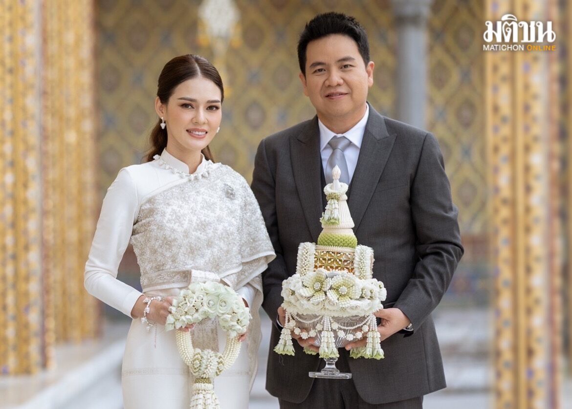 มงคลชีวิตคู่ ‘เดียร์ ปริษา-หมอบอม’ เข้ารับประทานน้ำพระพุทธมนต์ จาก สมเด็จพระสังฆราช
