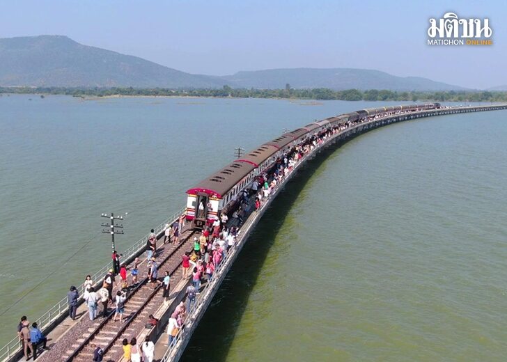 เที่ยวรถไฟลอยน้ำคึกคัก