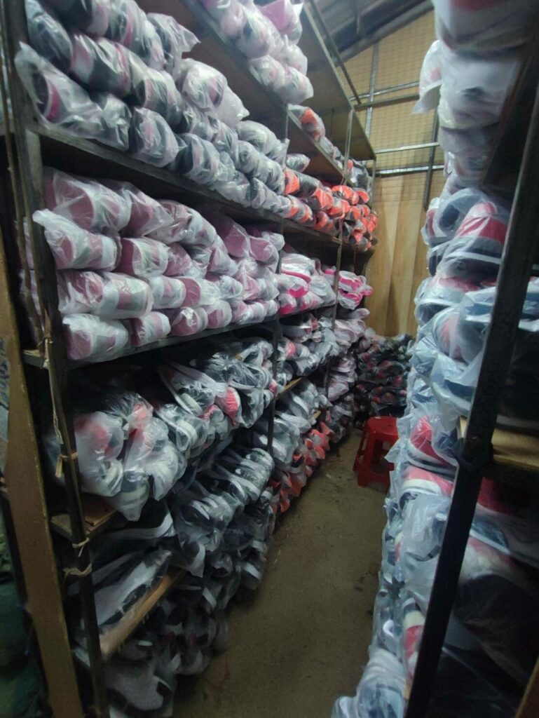 ตร.บุกทลายโกดัง 'ตลาดโรงเกลือ' พบสินค้าละเมิดลิขสิทธิ์แบรนด์ดังเพียบ ตร.บุกทลายโกดัง 'ตลาดโรงเกลือ' พบสินค้าละเมิดลิขสิทธิ์แบรนด์ดังเพียบ
