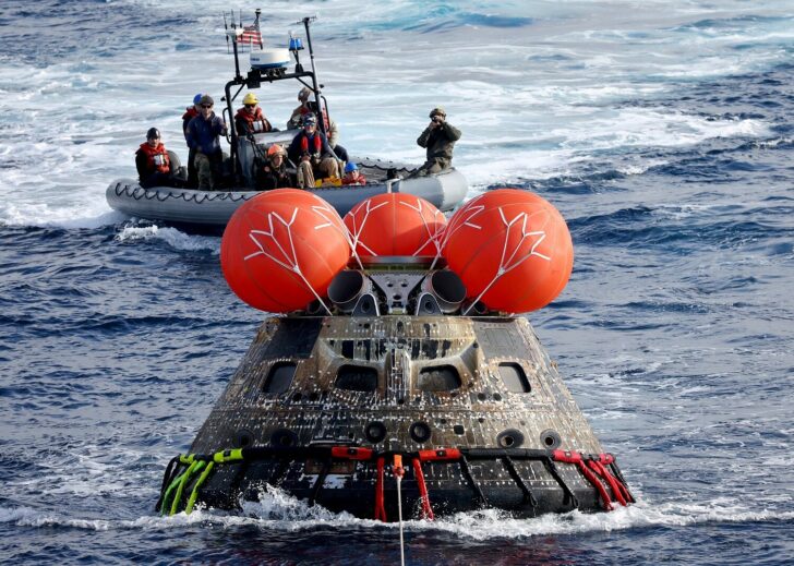 NASA's Orion space capsule splashes down