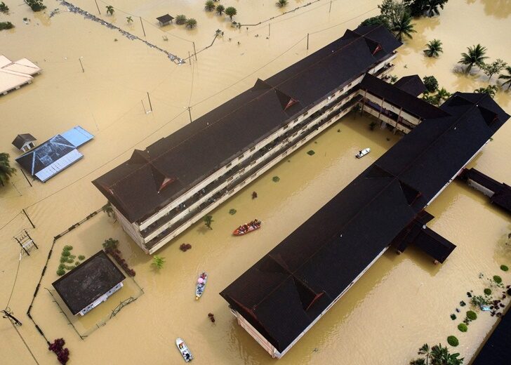 Floods displace thousands in Peninsular Malaysia