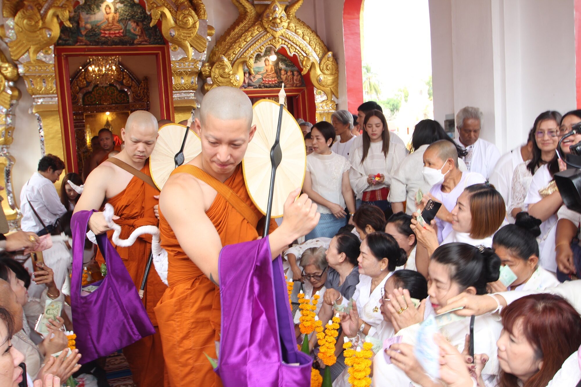 สาธุชนแน่นวัด แห่รับโปรยทาน ‘พระโตโน่’ ผู้ว่าฯนครพนม ถวายเพลมื้อแรก