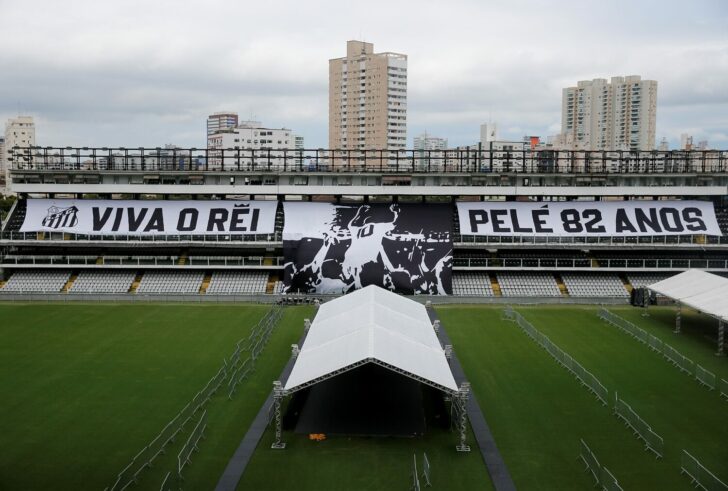 Fans mourn the death of Brazilian soccer legend Pele in Sao Paulo