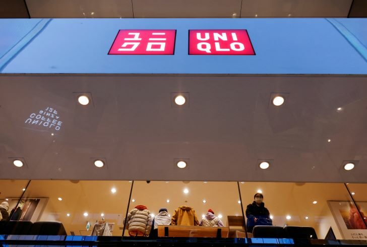 2023-01-11T072612Z_944113727_RC26OY9XM31S_RTRMADP_3_FAST-RETAILING-WAGES