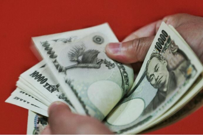 ธนาคารกลางญี่ปุ่นยันไม่เปลี่ยนแผน ใช้นโยบายการเงินผ่อนคลายต่อ ทำเงินเยน ร่วง-หุ้นพุ่ง
