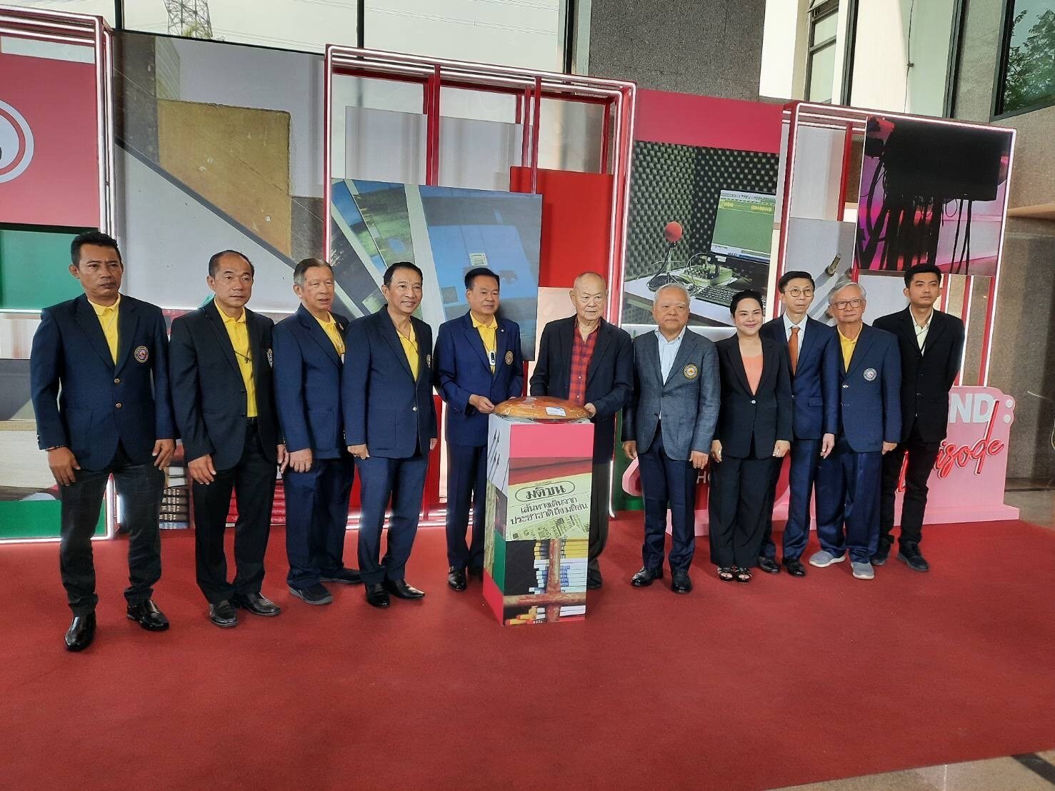 ‘อรรถพล’ อดีต อสส.-เสถียร คาราบาวแดง นำขนมเปี๊ยะมงคล อวยพรมติชนย่าง 46 ปี