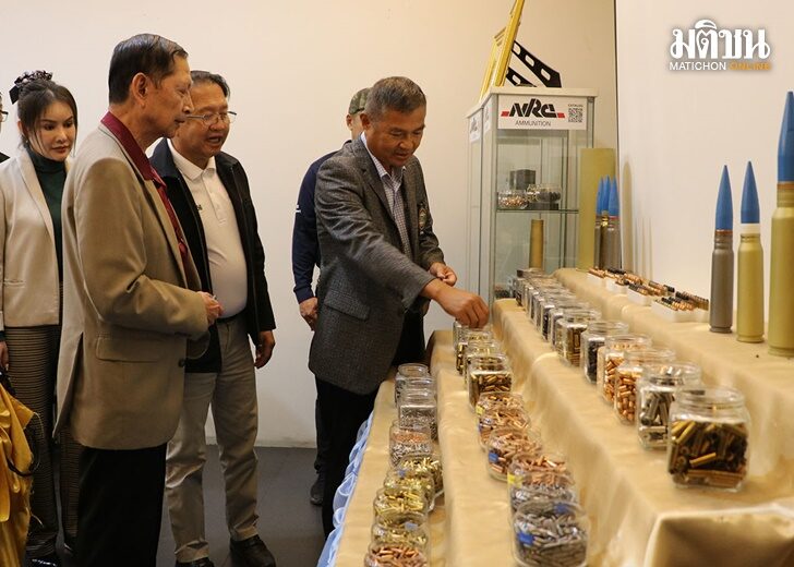 พล.อ.อ.มานัต เยี่ยมชมดูอาวุธ ยุทโธปกรณ์แห่งแรกของประเทศไทย
