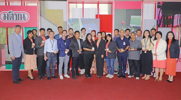 ผู้บริหารเครือมติชนถ่ายภาพร่วมกับพนักงานที่ทำงานครบ 10 ปี หลังพิธีมอบเข็มกลัดทองคำ