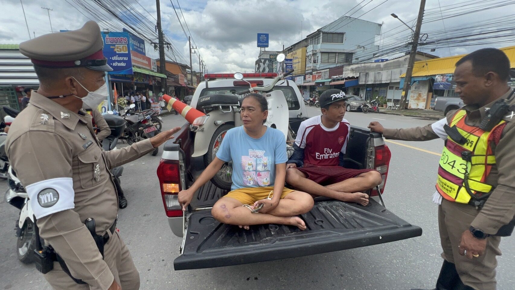 หนุ่มวัย 23 พร้อมแฟนสาว หนีด่านก่อนทิ้งรถ กระโดดน้ำข้ามคลอง ตร.รวบตัวได้สารภาพกลัวถูกจับ