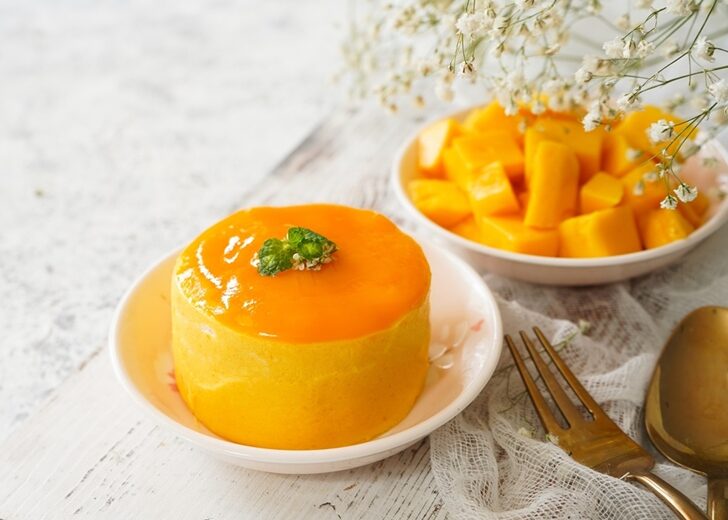 Mango,Mousse,With,Sliced,Ripe,Mangoes,On,Side,,Selective,Focus