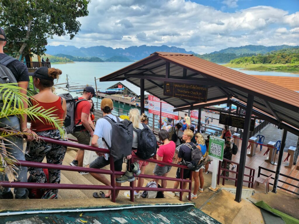 นทท.ต่างชาติหนีหนาว แห่เที่ยวพักเขื่อนรัชชประภาคึกคัก