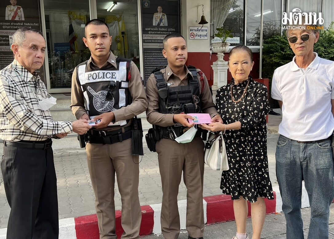 อดีตนายทหารรุดมอบเงินกับเหรียญพระเจ้าตากให้ 2 ตำรวจสายตรวจที่โดดน้ำลงช่วยชาวบ้าน
