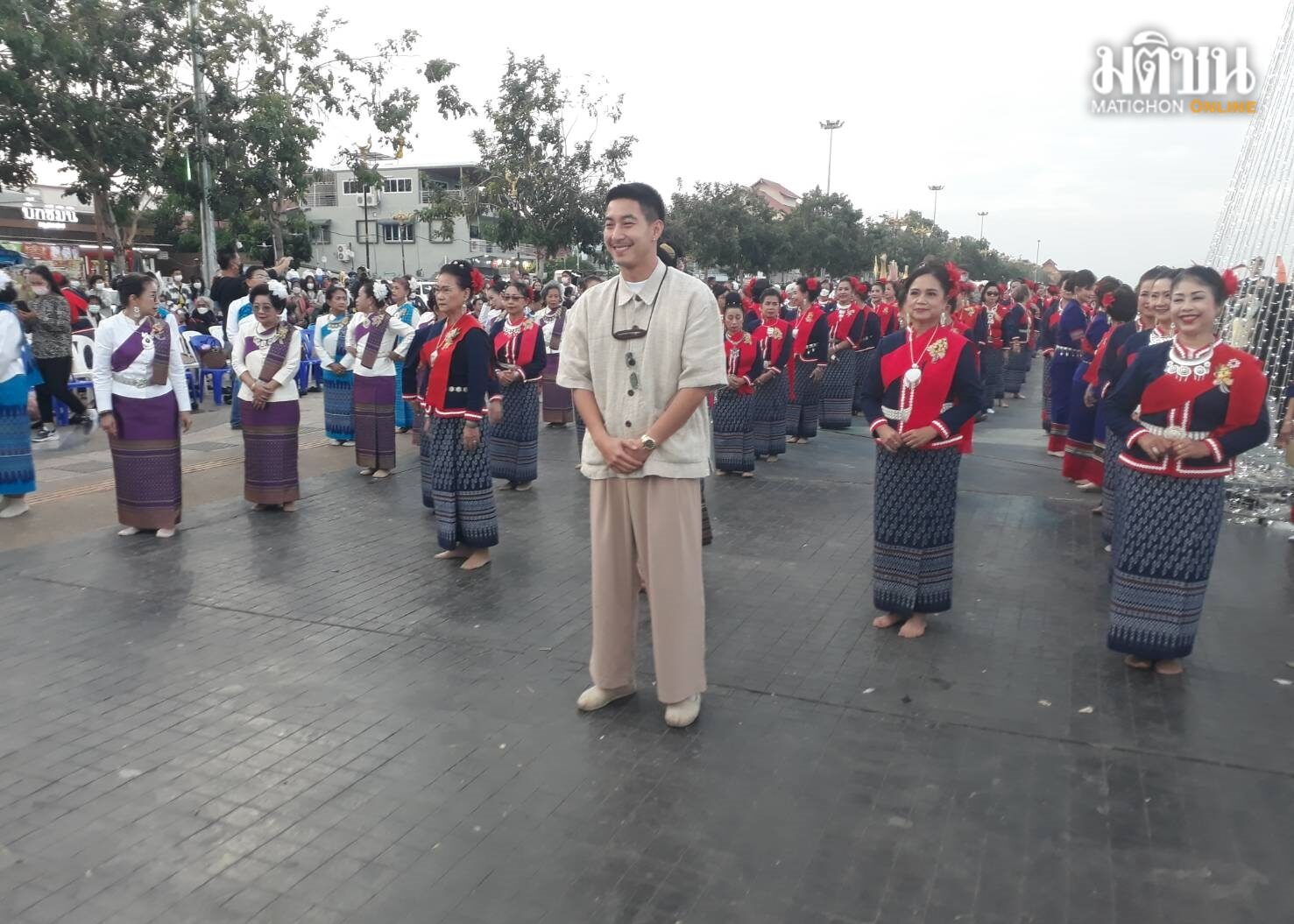 โตโน่ นำ 200 นางรำบวงสรวงถวายพญาศรีสัตตนาคราชก่อนพิธีอุปสมบทหมู่ที่วัดพระธาตุพนมวรมหาวิหาร