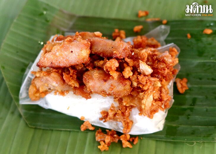 07ข้าวเหนียวหมูทอดกระเทียม-Online วรรณา ข้าวเหนียวหมูใบตอง คิวยาว ช้าหมดอดกิน ของดีตลาดลาซาลสแควร์