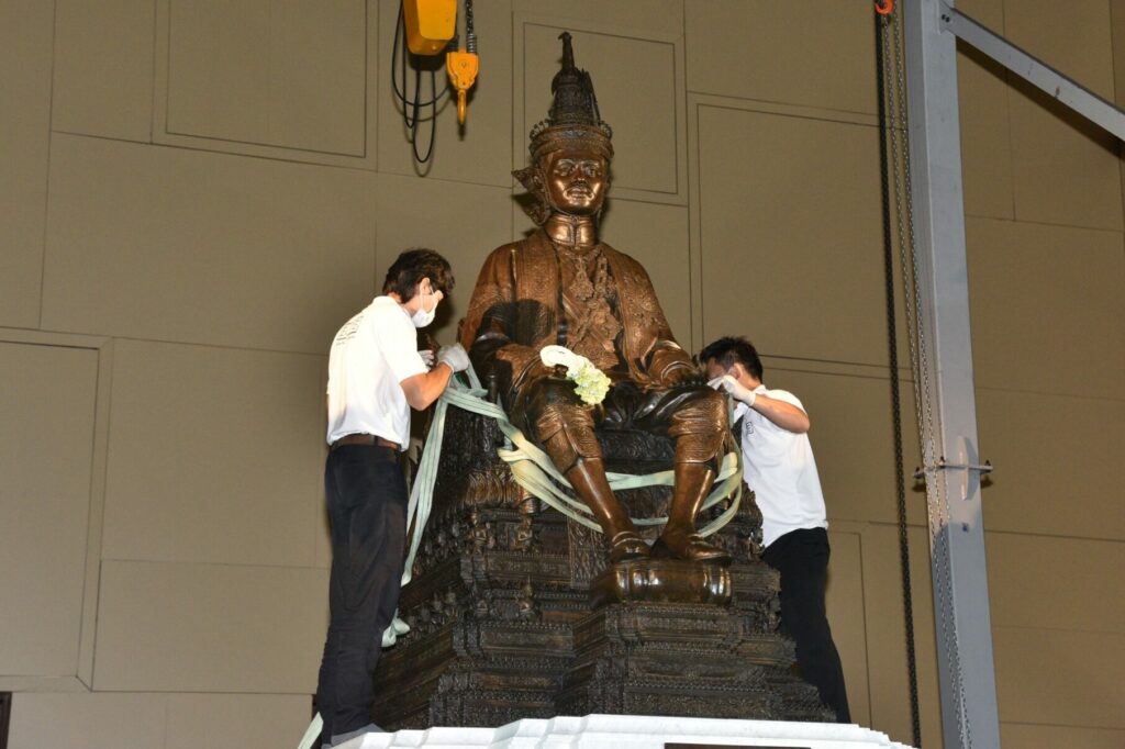 อัญเชิญ พระบรมราชานุสาวรีย์ ร.7 ประดิษฐานบนพระที่นั่งพุดตานฯ