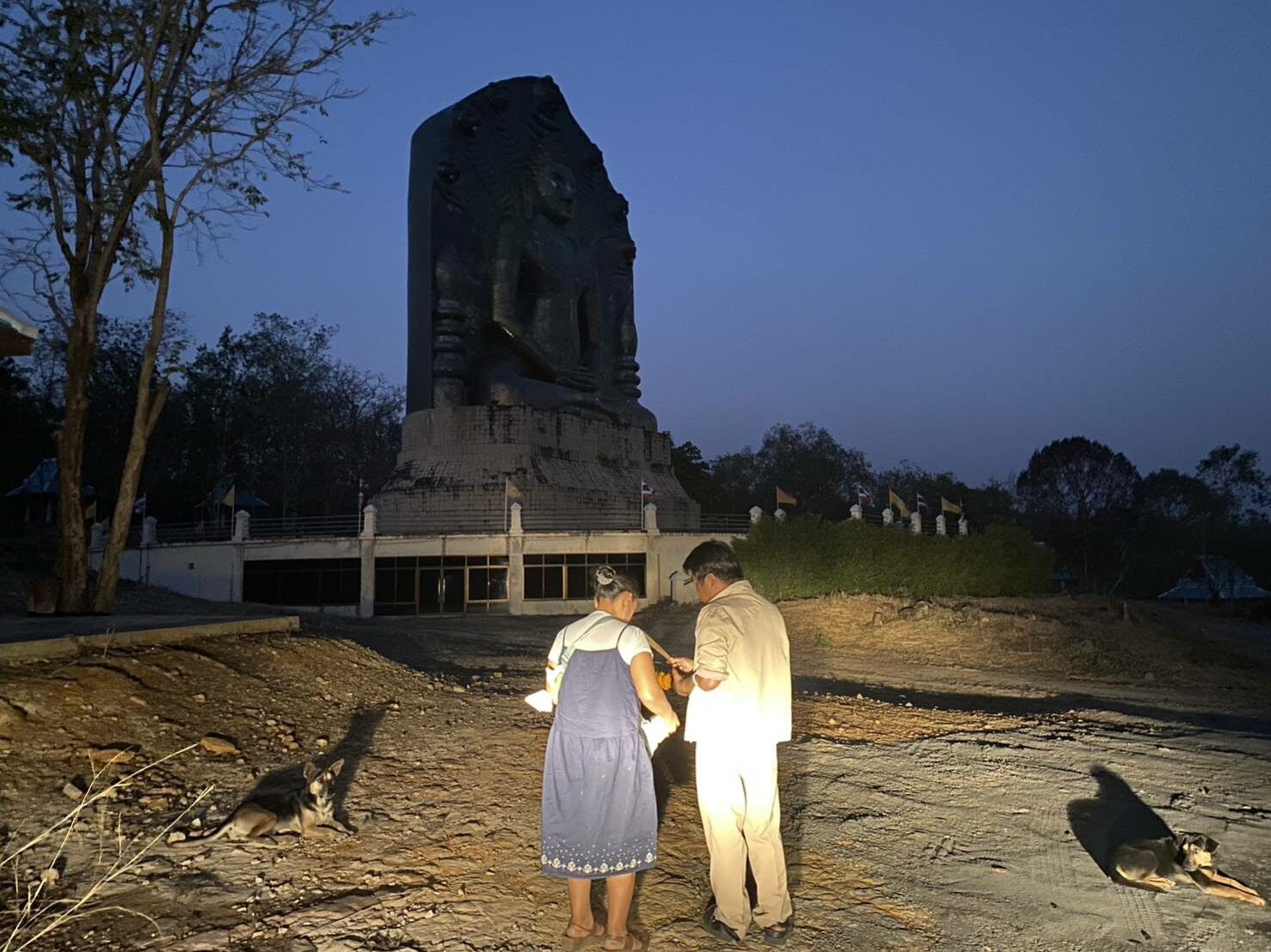 พระนาคปรกที่ใหญ่ที่สุดของประเทศไทย ในบริเวณ วนพุทธอุทยานน้ำตกเขาอีโต้