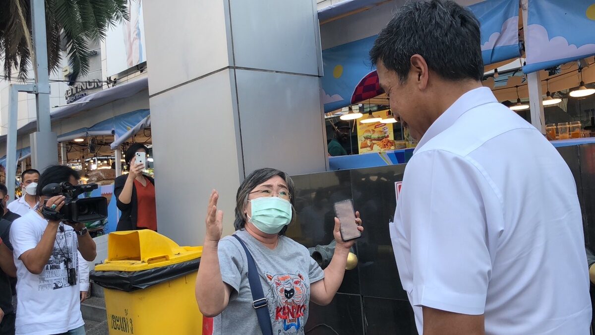 มีหญิงชรารายหนึ่งเดินมาตะโกนร้องเรียนกับนายชัชชาติ
