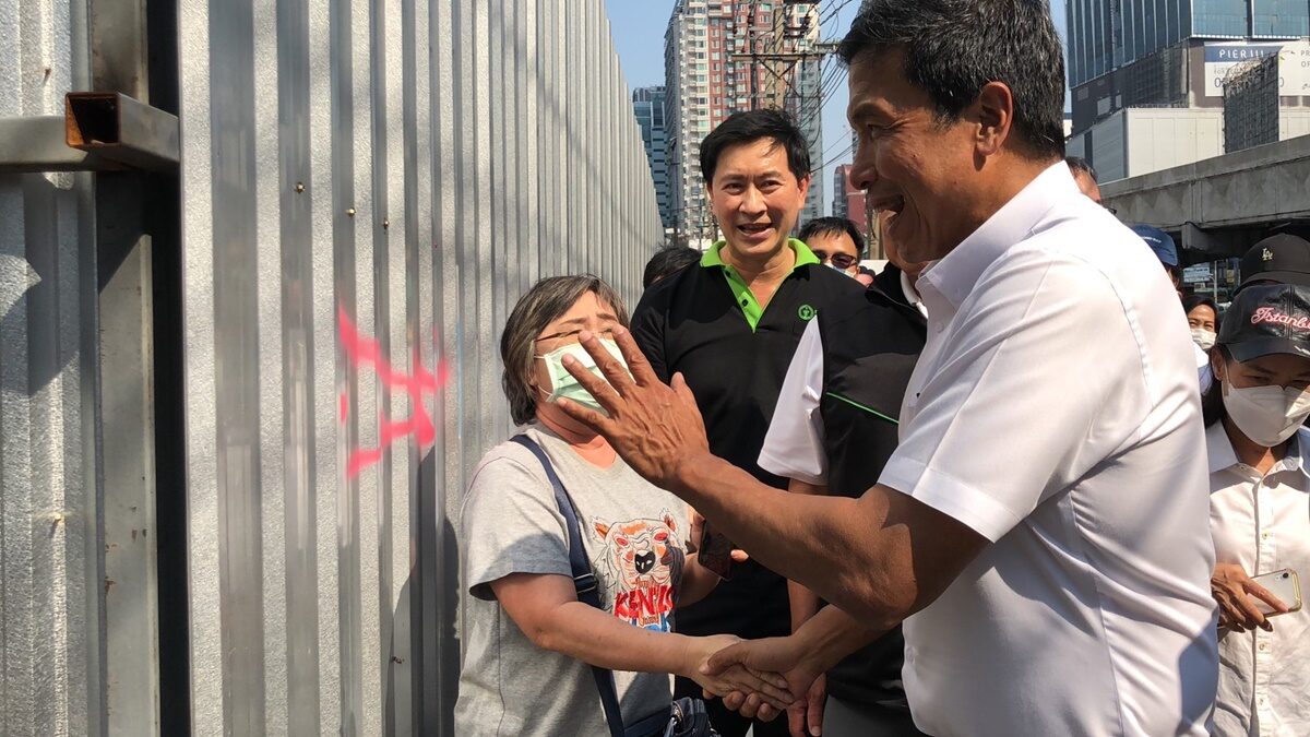 มีหญิงชรารายหนึ่งเดินมาตะโกนร้องเรียนกับนายชัชชาติ