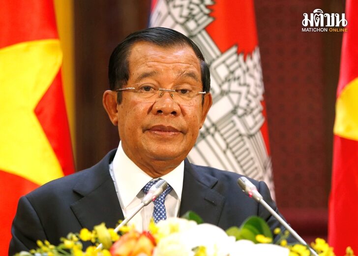 Cambodia's Prime Minister Hun Sen attends a news conference with his Vietnamese counterpart Nguyen Xuan Phuc in Hanoi