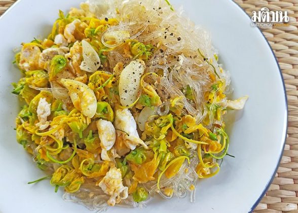 ‘ดอกคูนผัดไข่’ สูตรใส่วุ้นเส้น : กฤช เหลือลมัย